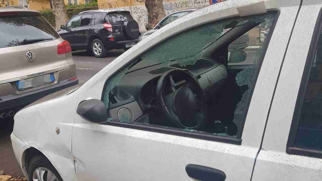 Auto con vetro rotto a Ostia