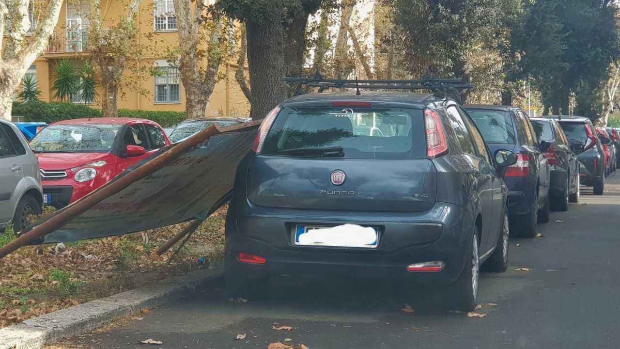 Bacheca crollata su automobile a Ostia