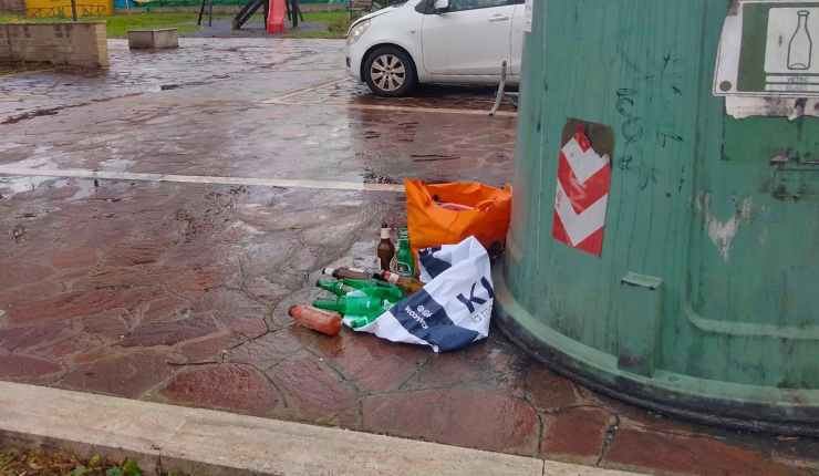 Bottiglie di vetro in terra a Ostia Antica