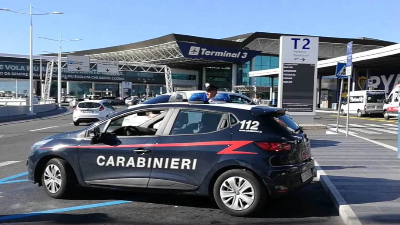 I controlli dei Carabinieri presso l'aeroporto di Fiumicino - www.IlCorriereDellaCittà.com