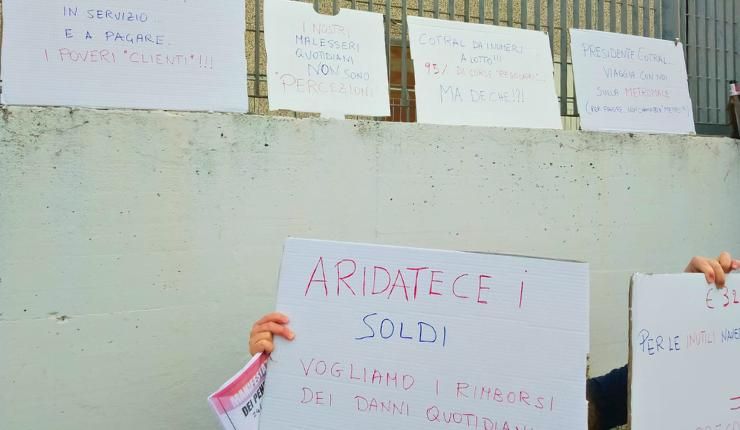 Cartelli di protesta dei pendolari sotto Cotral a Roma