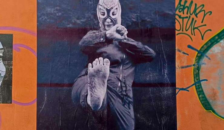Donna tira calcio con maschera a Roma