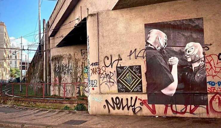 Donne con maschera a Roma