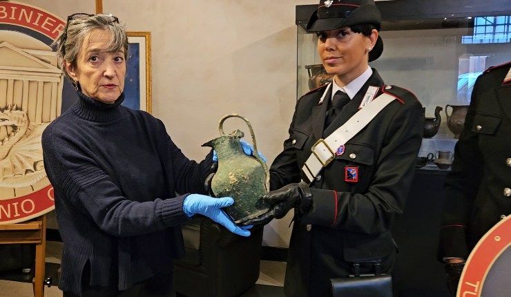 I Carabinieri restituiscono i reperti alla Dott.ssa Antonella Bonini della Soprintendenza Speciale di Roma