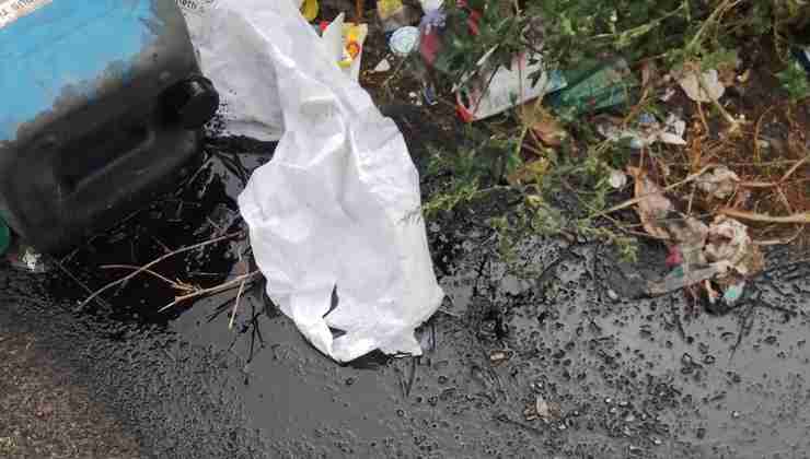 Oli esausti riversati sul manto stradale a Ponte di Nona
