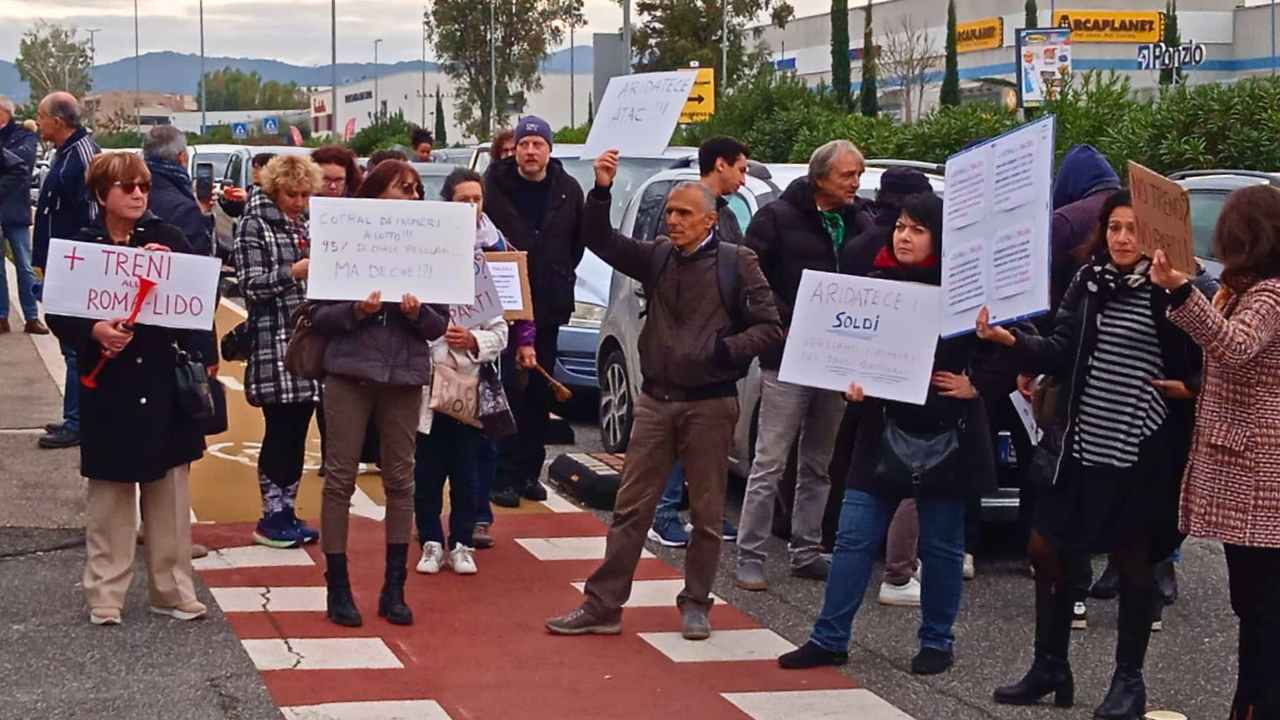 Protesta Comitati Pendolari sotto Cotral a Roma