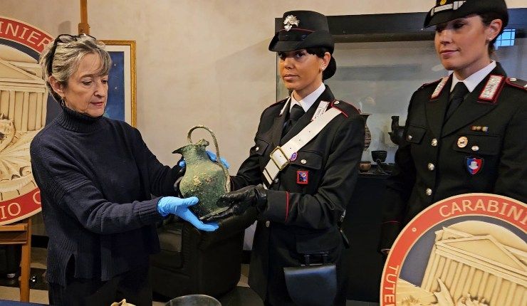 I Carabinieri restituiscono i reperti alla Dott.ssa Antonella Bonini della Soprintendenza Speciale di Roma
