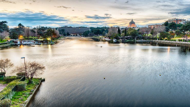 Vista panoramica sul laghetto di EUR di Roma, Italia