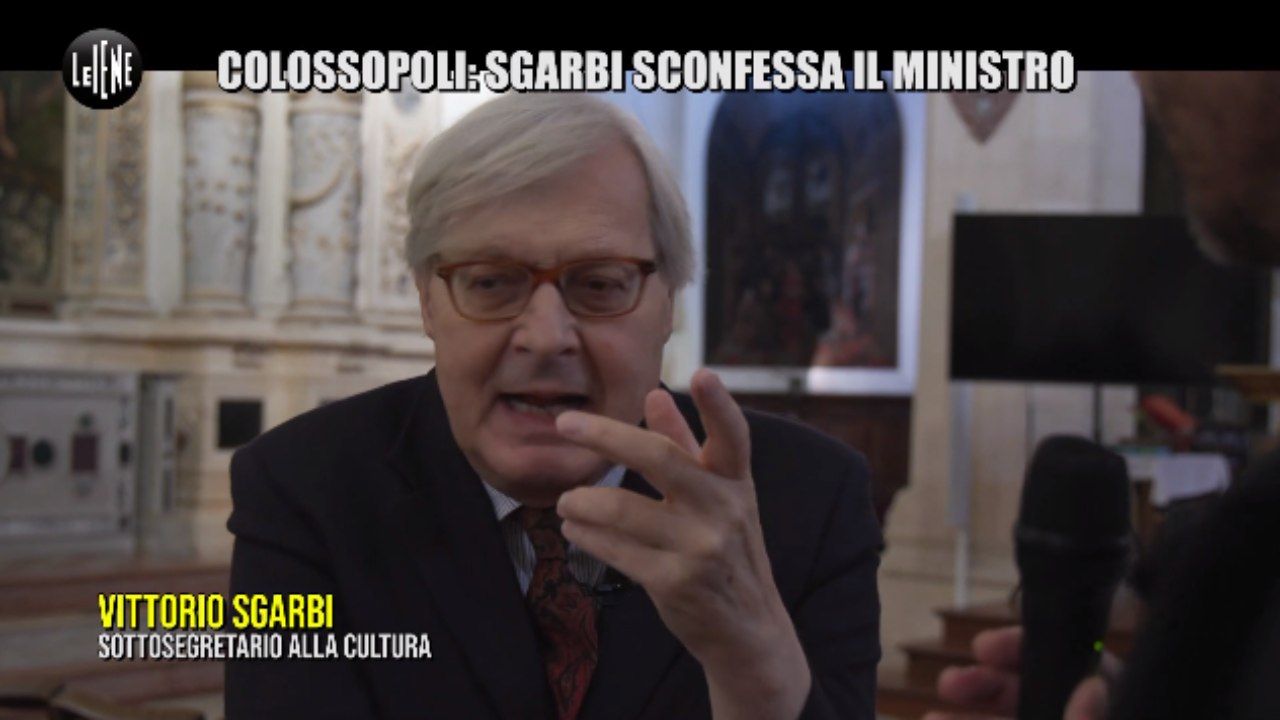 Vittorio Sgarbi intervistato sul bagarinaggio al Colosseo. Credit: Le Iene - www.ilcorrieredellacittà.com