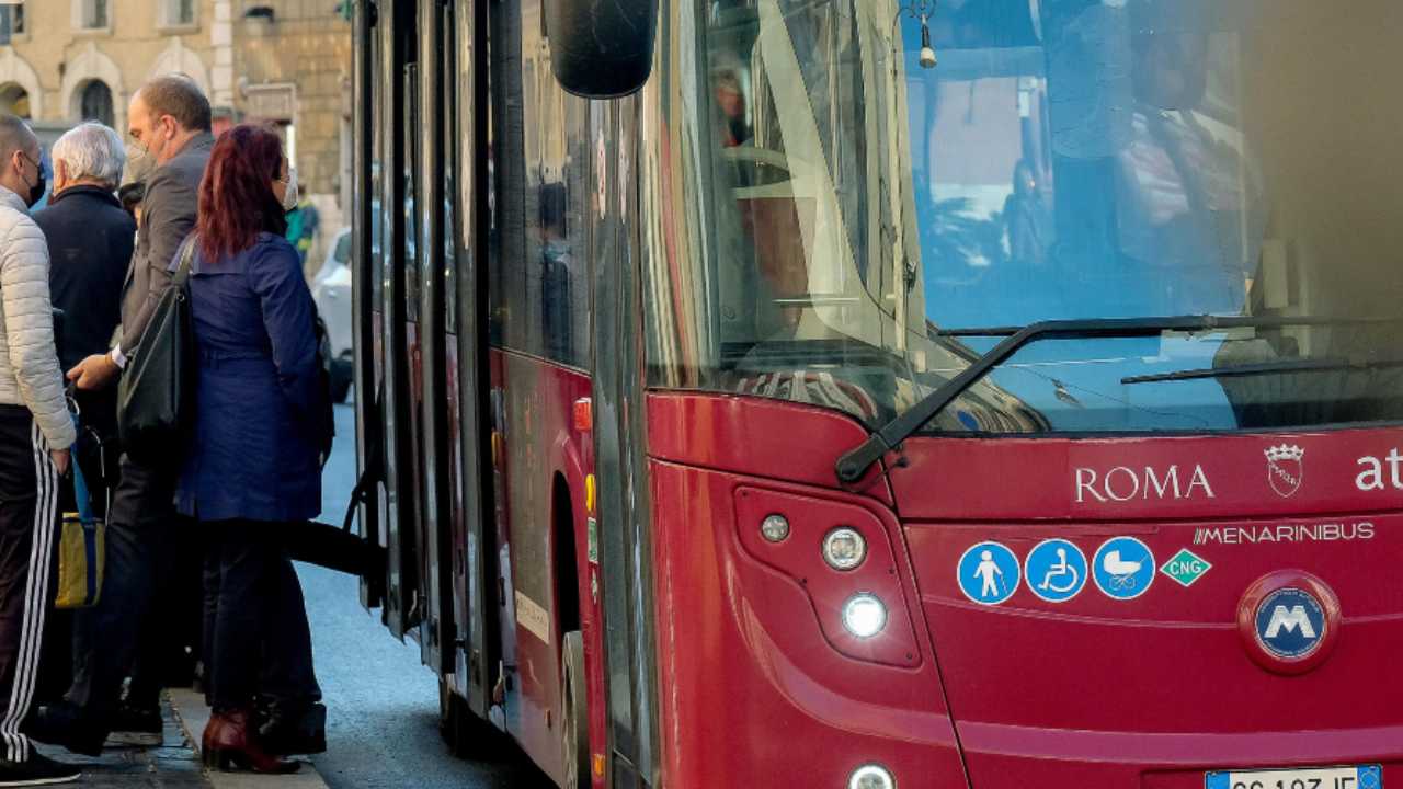 Passeggera minacciata bus Atac Roma