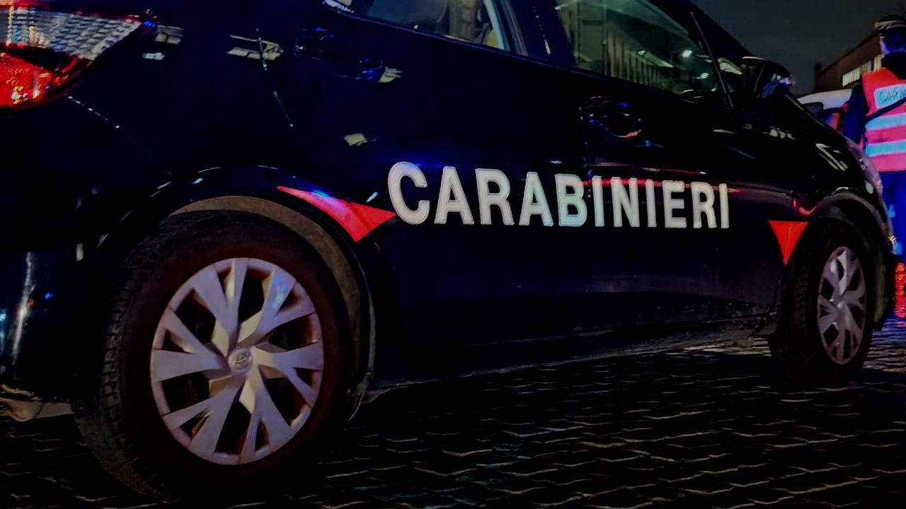 Carabinieri - crea il caos nel condominio