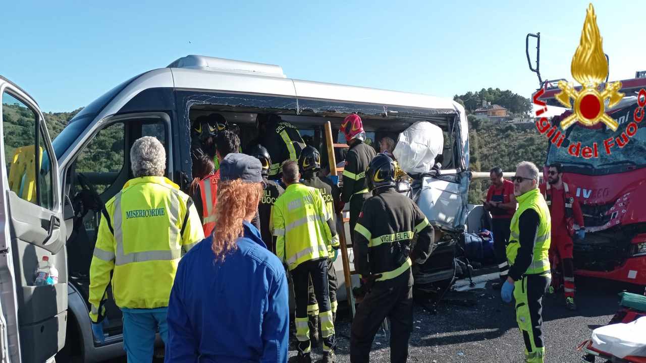 incidente tra bisarca e pullmino sull'A12- in corso le indagini - www.IlCorriereDellaCittà.com