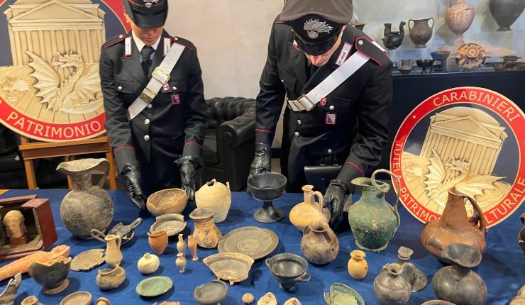 I Carabinieri restituiscono i reperti alla Dott.ssa Antonella Bonini della Soprintendenza Speciale di Roma