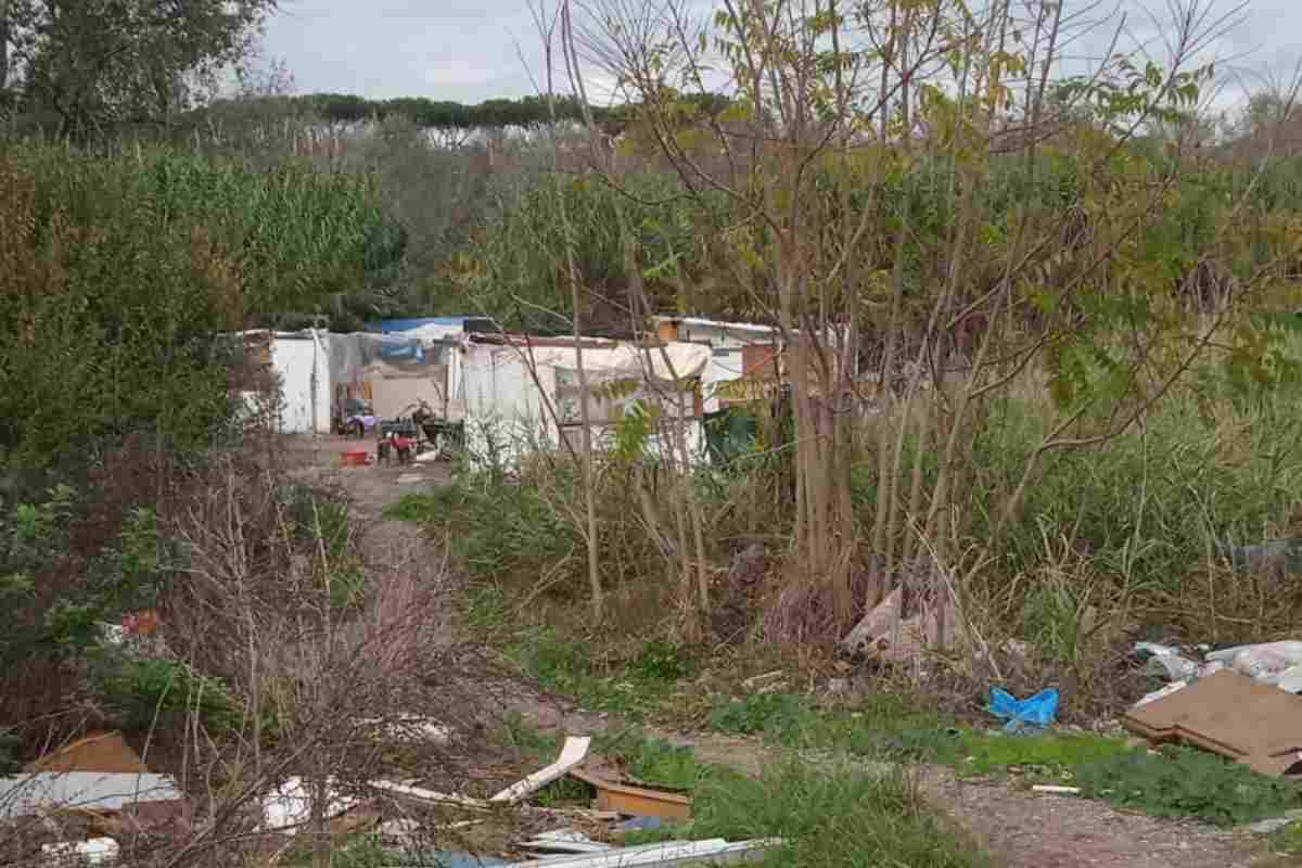 Accampamento abusivo all'interno del Parco del Tevere