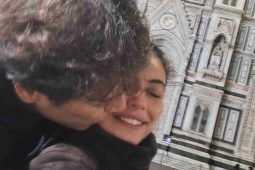 Alessandra Mastronardi con il marito Gianpaolo Sannino sotto il Duomo di Firenze
