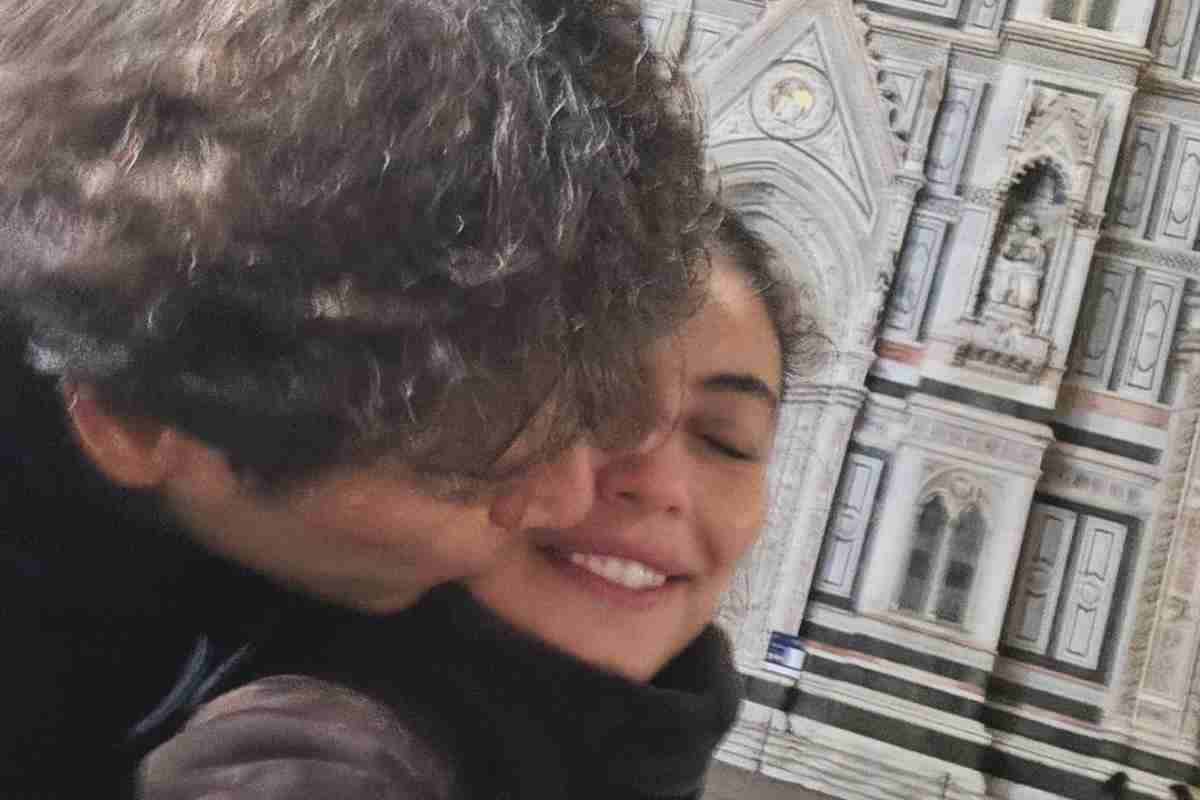 Alessandra Mastronardi con il marito Gianpaolo Sannino sotto il Duomo di Firenze