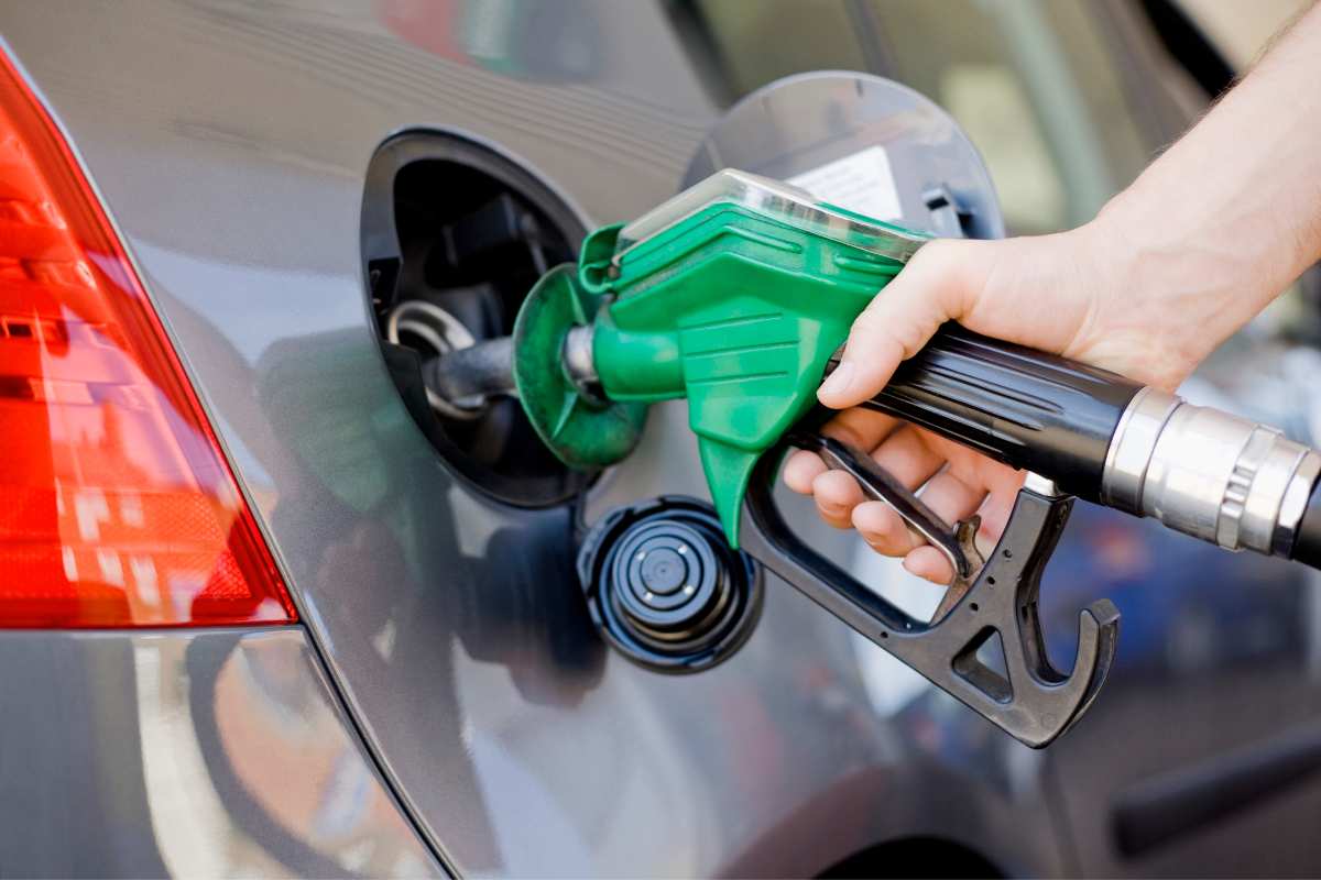 Maxi sequestro di carburante: distributori vendevano prodotto ‘adulterato’