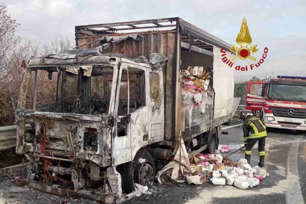 Camion in fiamme a Ponte di Nona