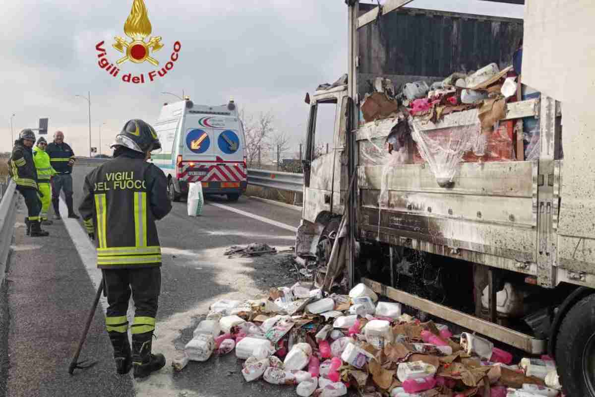 Camion in fiamme a Ponte di Nona