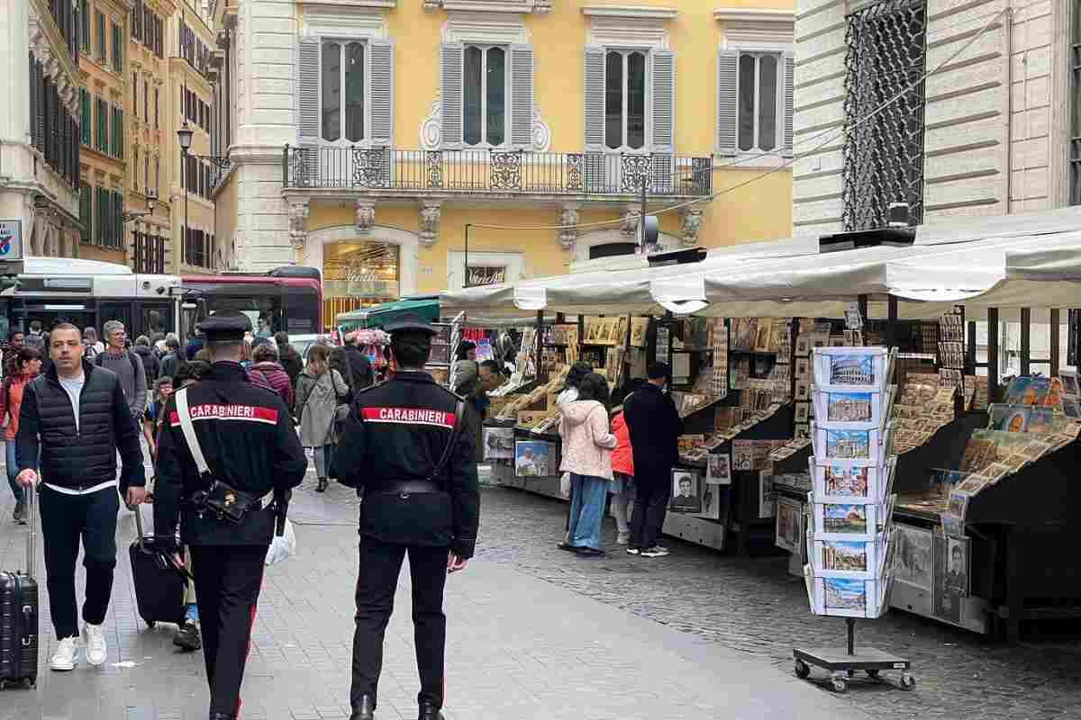 Carabinieri nel centro storico di Roma