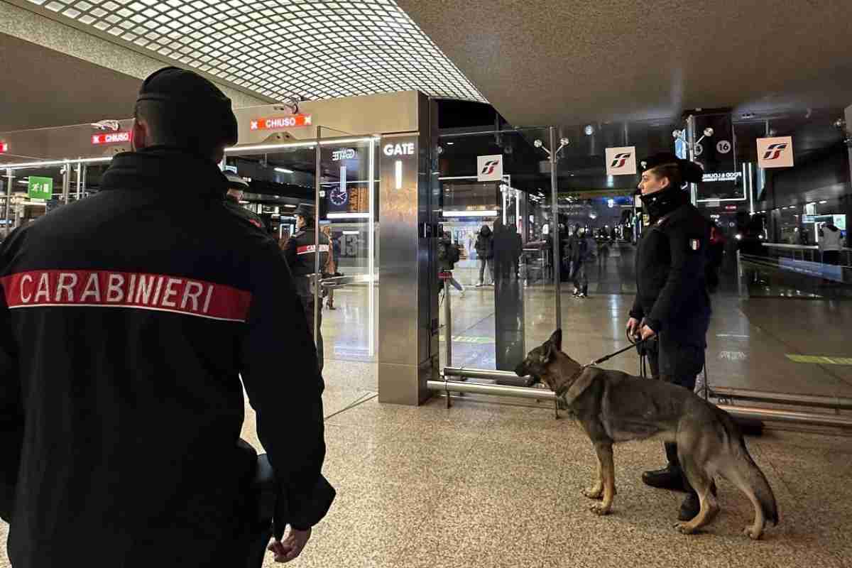 Carabinieri pattugliano con la cinofila la stazione di Roma Termini