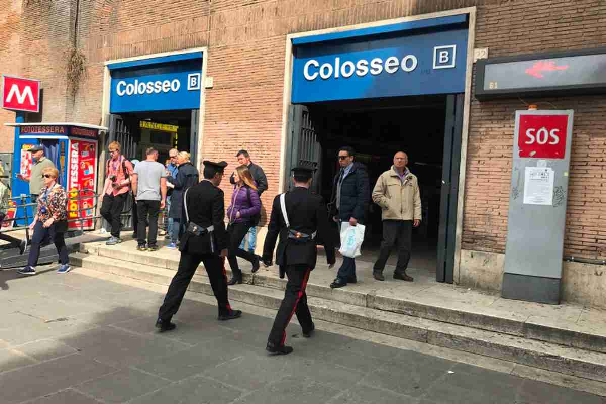 Carabinieri controllano la stazione di Colosseo
