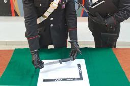 Carabinieri con coltello da cucina ad Aprilia