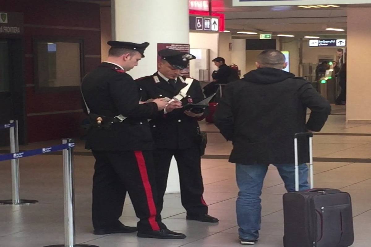 Controlli dei Carabinieri presso l'aeroporto di Fiumicino