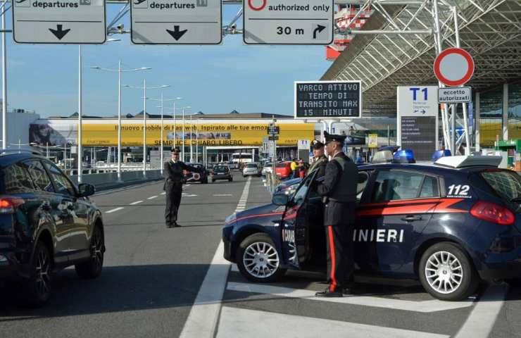 Controlli dei carabinieri all'aeroporto di Fiumicino