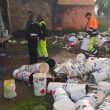 Polizia Locale raccoglie secchi di vernice nella discarica abusiva di Rocca Cencia