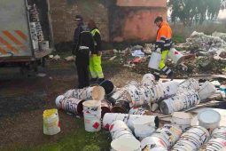 Polizia Locale raccoglie secchi di vernice nella discarica abusiva di Rocca Cencia