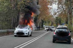 Furgone va in fiamme sulla via del Mare nel tratto del X Municipio