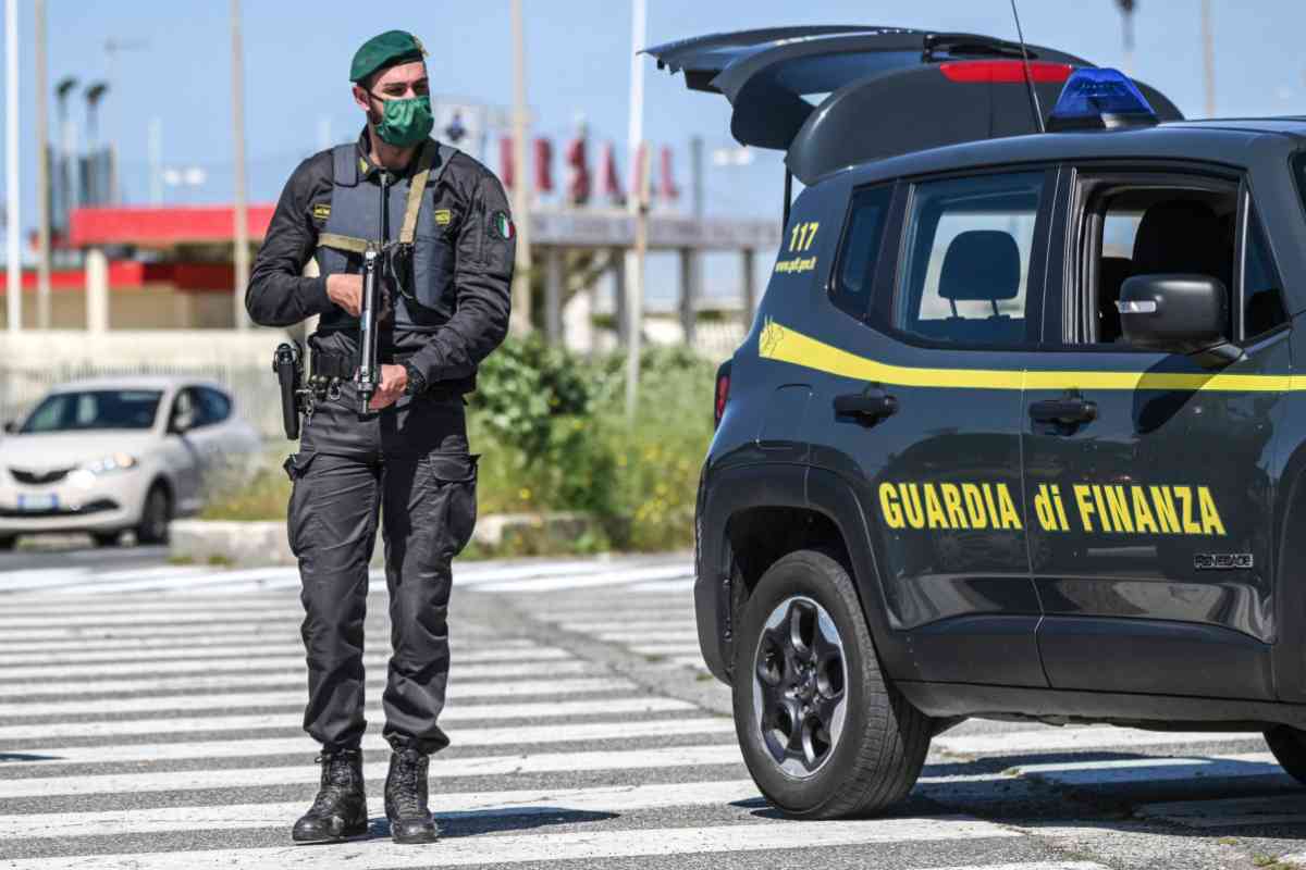 Guardia di Finanza sul litorale di Ostia