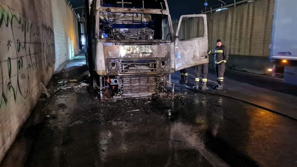 Camion a fuoco pontina 