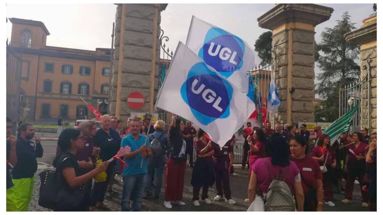 Manifestazione davanti l'Ospedale San Camillo di Roma