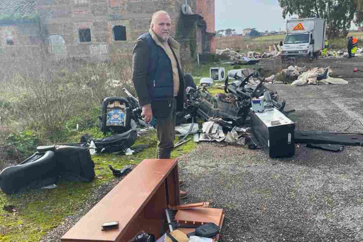 Marco Andrea Doria durante la visita della discarica abusiva a Rocca Cencia