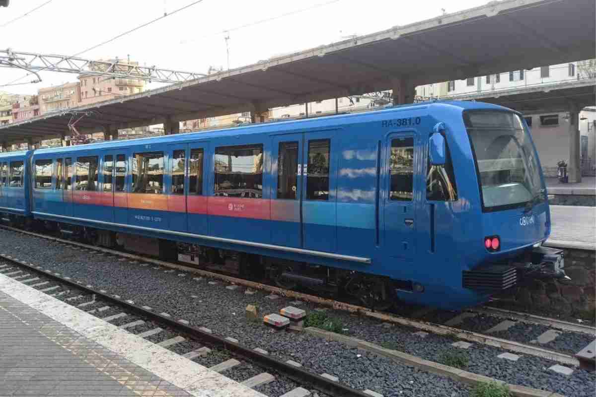 Treno Roma-Lido alla stazione di Pieramide