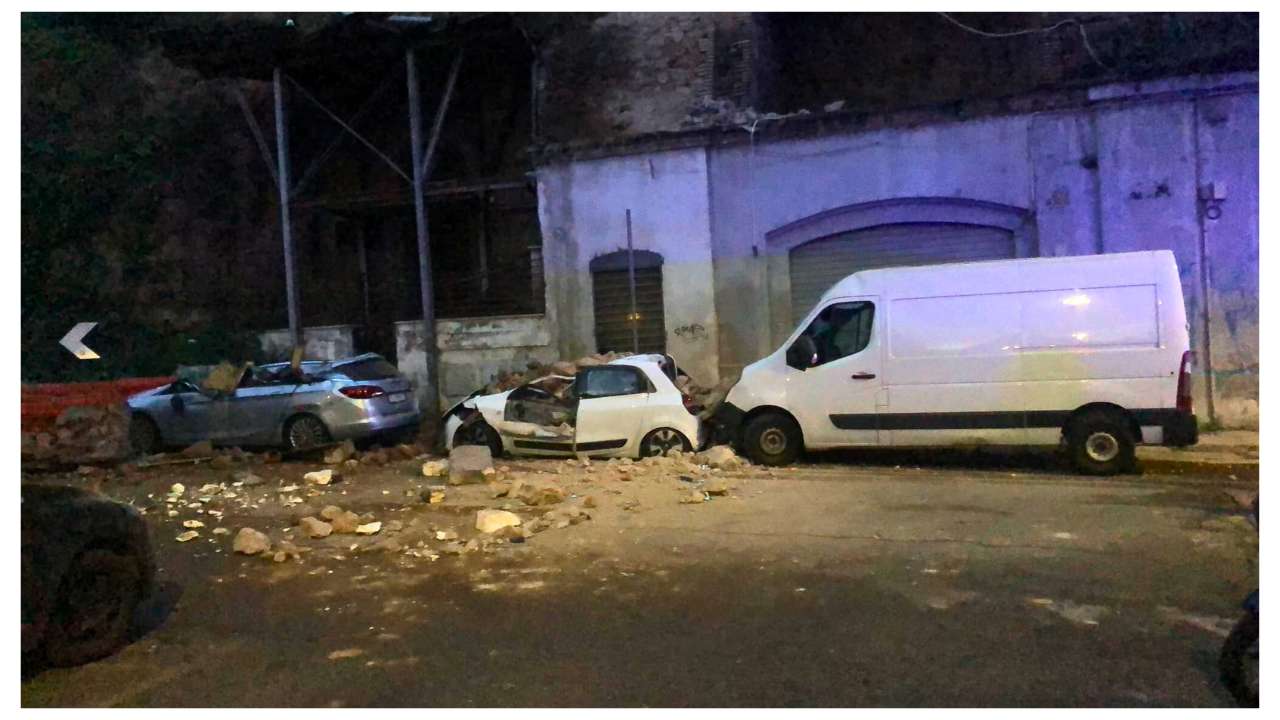 Muro crollato nel quartiere di Monteverde a Roma