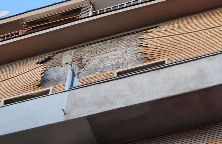 Palazzina dopo il crollo dei calcinacci a piazza Bologna