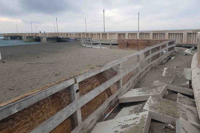 Disagio al Pontile di Ostia, passerella per disabili distrutta dalle ...