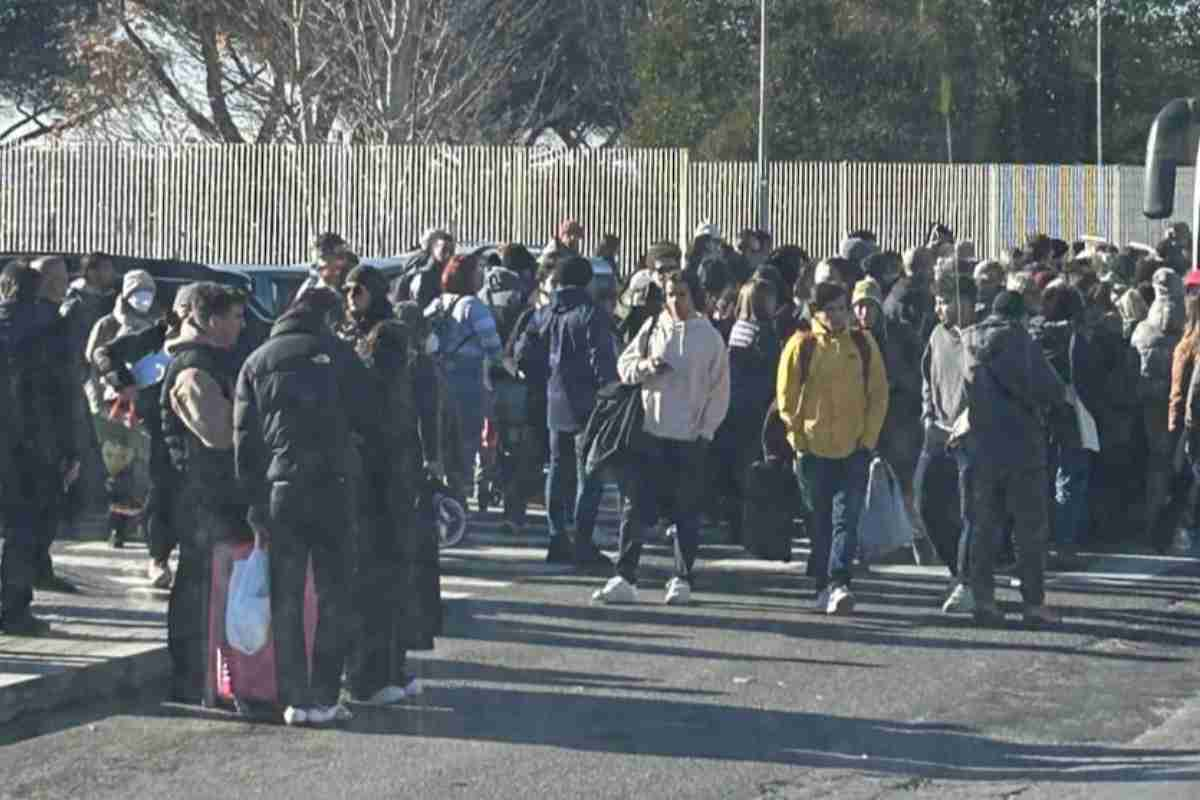 Pendolari fuori la stazione della MetroMare