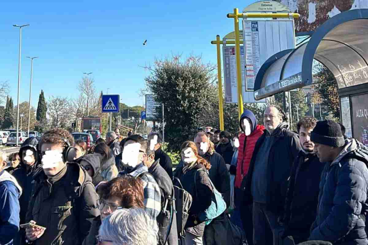 Pendolari fuori la stazione della MetroMare 