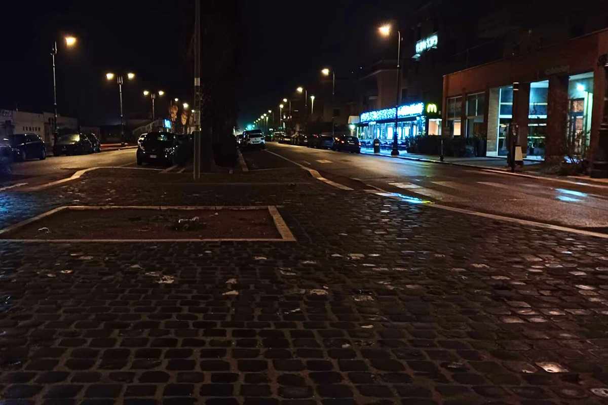 Piazza dei Ravennati senza luminarie a Ostia