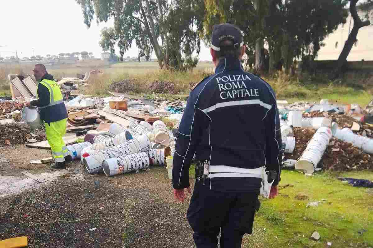 Vigile urbano visiona il ritiro dei materiali inquinanti alla discarica abusiva di Rocca Cencia