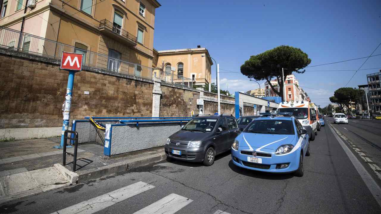 Polizia metro b Roma