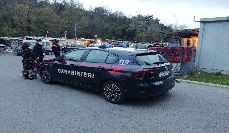 EUR - Controlli dei Carabinieri presso il campo nomadi di via Candoni a Roma