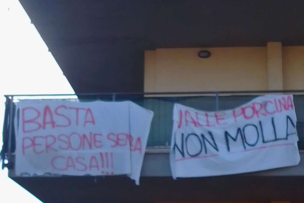 Striscioni sui balconi del residence alla Valle Porcina