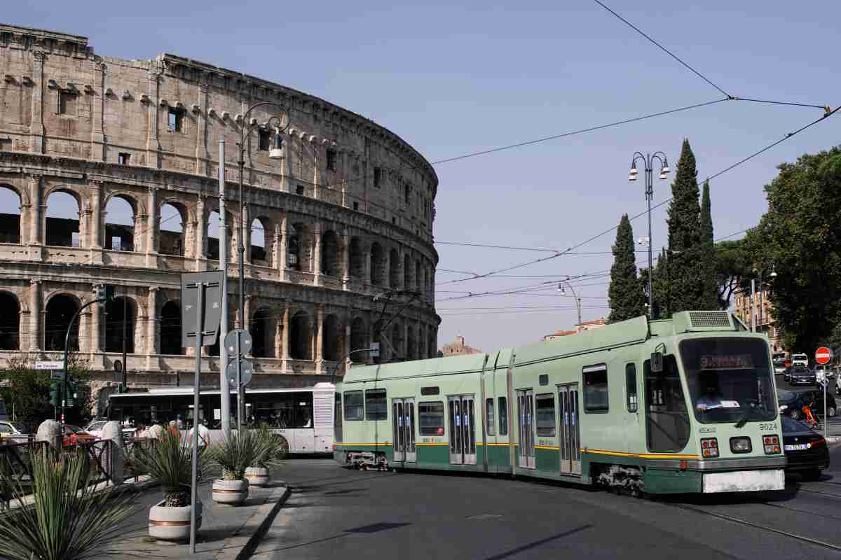 Tram nel centro storico di Roma