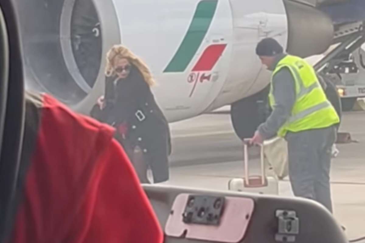 Valeria Marini all'Aeroporto di Palermo