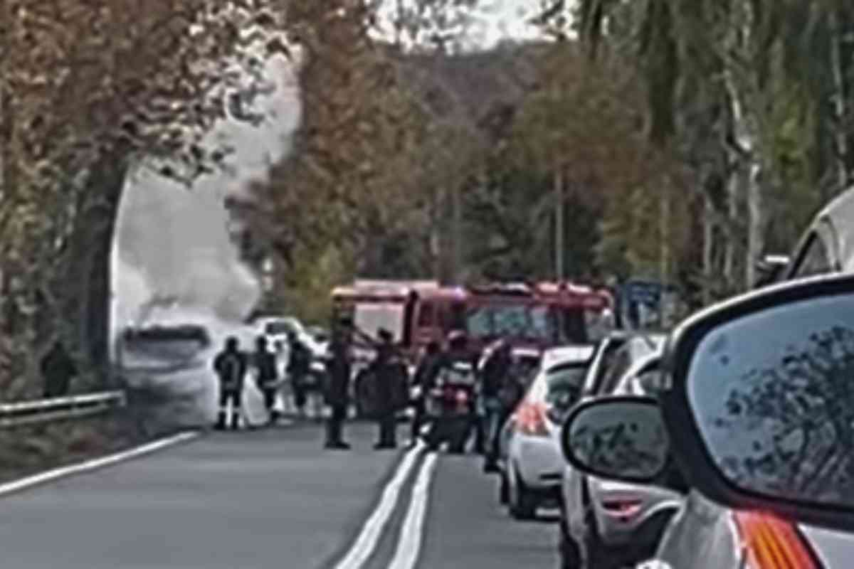 Furgone in fiamme sulla via del Mare